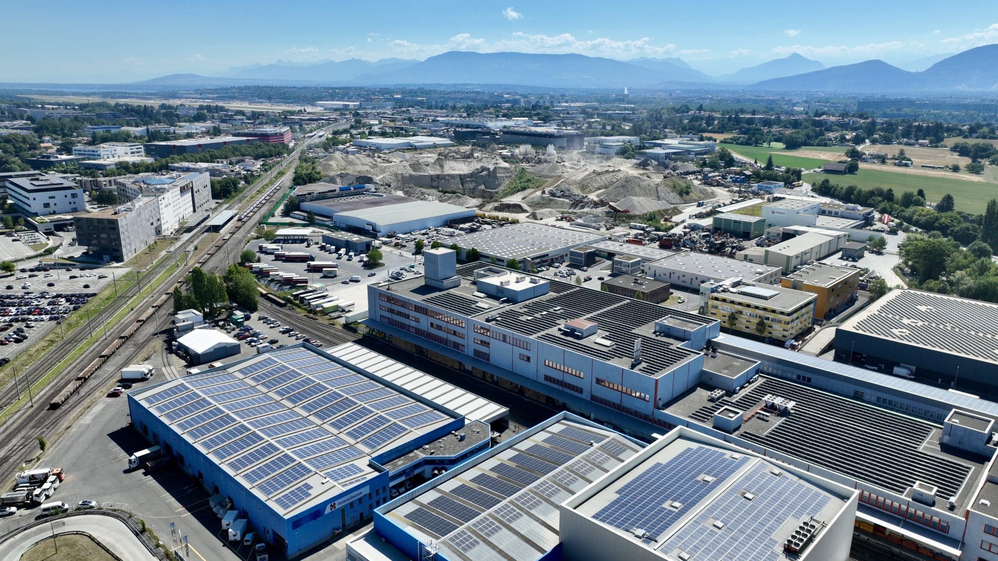 Vue aérienne de la zone industrielle de Meyrin-Satigny. Photo : Olivier Riethauser