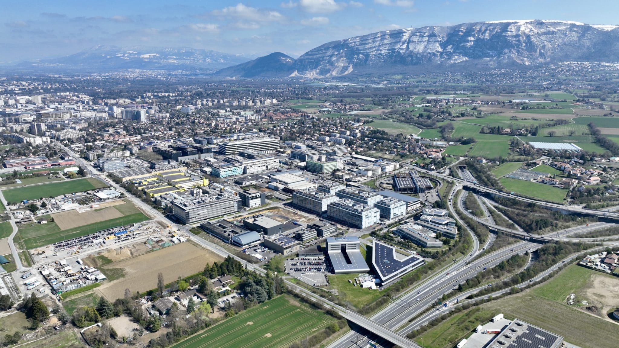 LA ZONE INDUSTRIELLE DE PLAN-LES-OUATES - ZIPLO - a entamé sa mue il y a plusieurs années. La construction de l’Espace Tourbillon, dès 2017 et achevé en 2022, est le dernier projet d’envergure en date. Photo : FTI - Olivier Riethauser