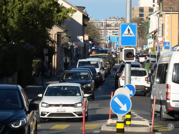 La route de Saint-Julien, aux heures de pointe, c’est le grand embouteillage. Il passe dans cette rue étroite 12’000 véhicules par jour. LUCIEN FORTUNATI La route de Saint-Julien, aux heures de pointe, c’est le grand embouteillage. Il passe dans cette rue étroite 12’000 véhicules par jour. LUCIEN FORTUNATI