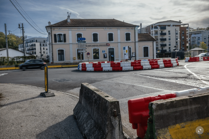 Des aménagments sont en cours devant la gare pour la venue du tram. Pierre Albouy