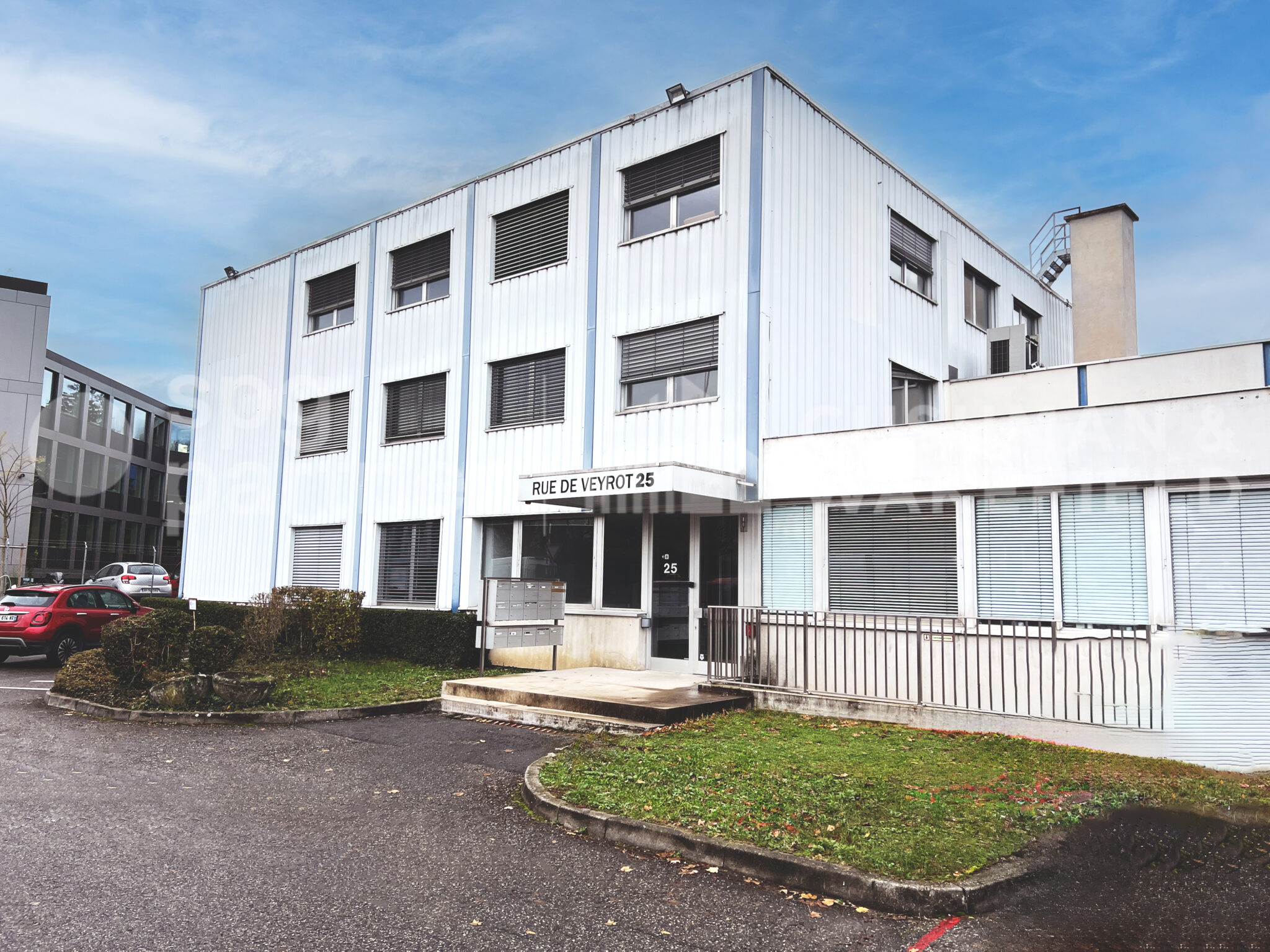 Veyrot 25 - Locaux artisanaux et industriels au cœur de la ZIMEYSA