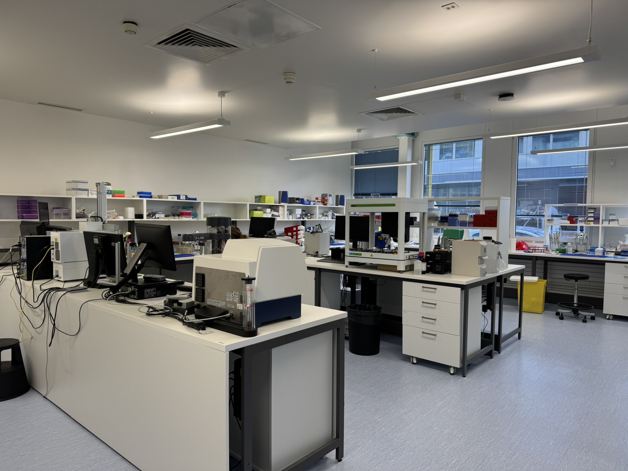 Laboratoires biologiques et bureaux complètement aménagés – 500 m²
