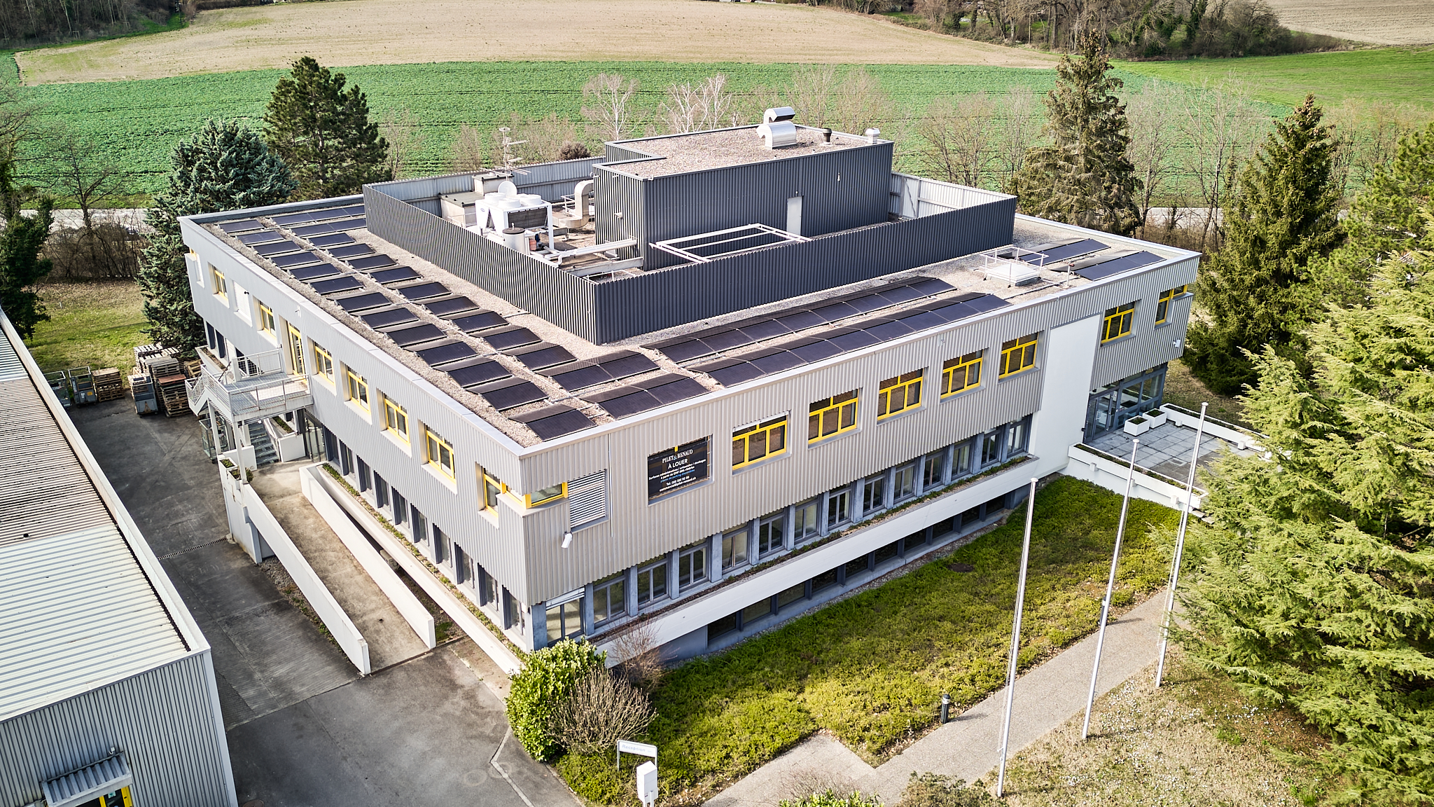 ZIMEYSA - 2'884m2 - CHF 200.-/m2/an - Surfaces industrielles/artisanales et administratives